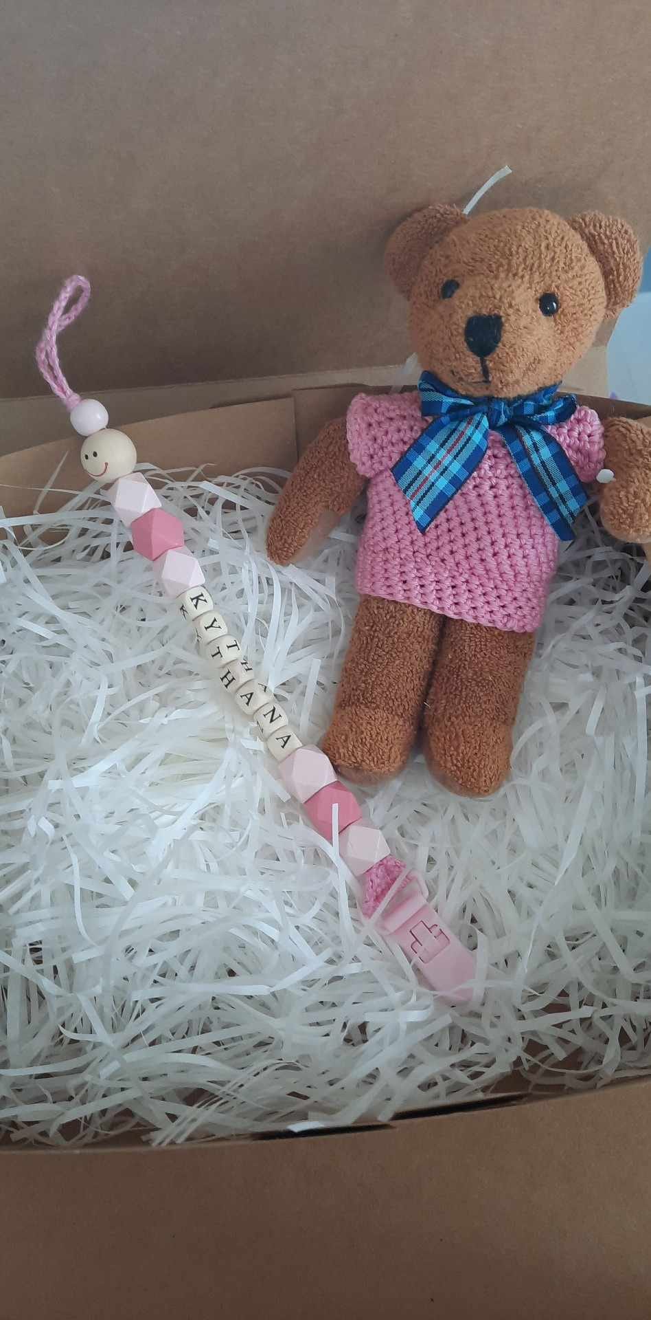 Knuffel met handgehaakte t-shirt + Speenkoord