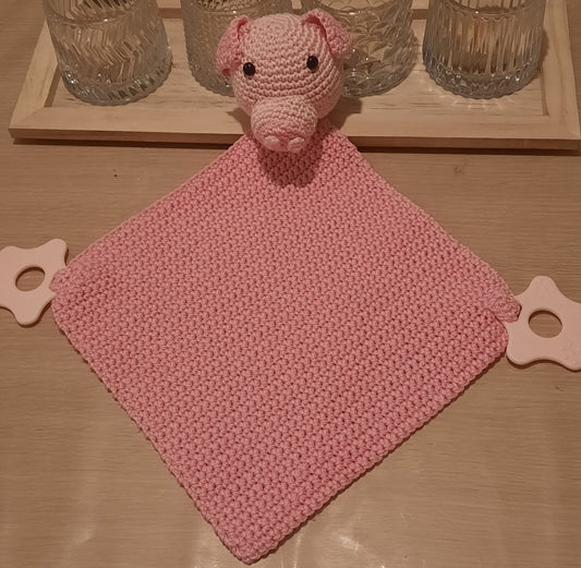 Gehaakte knuffel met bijtring (varken)